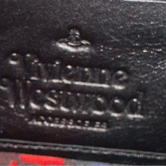Gorgeous Vivienne Westwood wallet in a crocodile pattern. - Picture 12 of 16